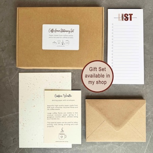 Puede incluir: Un set de regalo de papeler&iacute;a con tem&aacute;tica de caf&eacute;. El set incluye una caja de papel de carta hecho de residuos de caf&eacute;, un bloc de notas de lista de tareas y un sobre marr&oacute;n. El papel de carta tiene un aspecto moteado con residuos de caf&eacute; visibles. El texto en el papel de carta dice "Coffee Waste Writing paper with envelopes". El texto en el bloc de notas dice "LIST". El texto en la caja dice "Coffee Lovers Stationery Set Paper made from coffee waste and a list pad for coffee breaks". El texto en el sobre marr&oacute;n dice "Gift Set available in my shop".