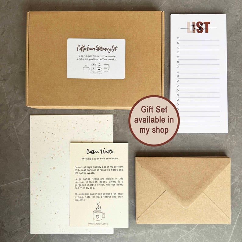 Puede incluir: Un set de regalo de papeler&iacute;a con tem&aacute;tica de caf&eacute;. El set incluye una caja de papel de carta hecho de residuos de caf&eacute;, un bloc de notas de lista de tareas y un sobre marr&oacute;n. El papel de carta tiene un aspecto moteado con residuos de caf&eacute; visibles. El texto en el papel de carta dice "Coffee Waste Writing paper with envelopes". El texto en el bloc de notas dice "LIST". El texto en la caja dice "Coffee Lovers Stationery Set Paper made from coffee waste and a list pad for coffee breaks". El texto en el sobre marr&oacute;n dice "Gift Set available in my shop".
