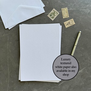 Puede incluir: Pila de tarjetas de papel blanco texturizado sobre una superficie gris. Papel blanco texturizado de lujo tambi&eacute;n disponible en mi tienda.