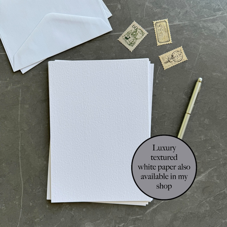 Puede incluir: Pila de tarjetas de papel blanco texturizado sobre una superficie gris. Papel blanco texturizado de lujo tambi&eacute;n disponible en mi tienda.