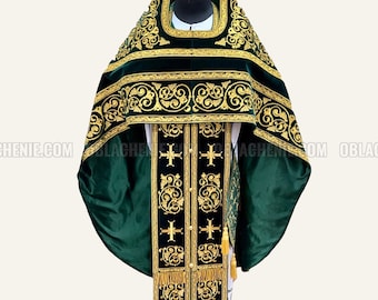 Puede incluir: Una vestimenta litúrgica verde con bordados dorados. La vestimenta tiene una capa larga y fluida y un panel frontal decorativo con cruces y diseños florales.