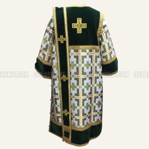 Pode incluir: Uma veste litúrgica branca e verde com bordados dourados. A veste tem um colar de veludo verde e uma faixa verde e dourada.