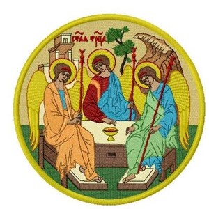 Può includere: Toppa ricamata che rappresenta la Santissima Trinità, tre figure alate sedute attorno a un tavolo con un calice. Le figure sono vestite con tuniche colorate e hanno aureole. Lo sfondo è un cerchio giallo con una scena di paesaggio.