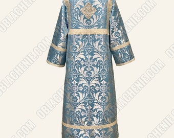 Könnte beinhalten: Ein hellblaues liturgisches Gewand mit einem silbernen und weißen Blumenmuster. Das Gewand hat einen goldenen Besatz und ein Kreuzdesign.