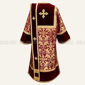 Może przedstawiać: Burgundowa szata liturgiczna z haftem złotym i pasującą stułą. Szata ma wzór kwiatowy i krzyż na plecach.