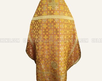 Könnte beinhalten: Ein liturgisches Gewand mit gelbem und rotem Muster und goldener Stickerei. Das Gewand zeigt ein Kreuz und einen Kreis mit einem Kreuz darin.