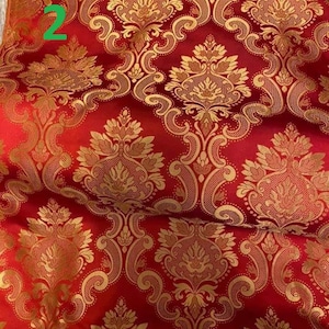 Rode liturgische brokaat. Lighgewicht nonmetslliv brokaat. Verkocht op meter, veel monsters. Kerkstof voor priestervesten. De kleding van de geestelijkheid
