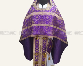 Könnte beinhalten: Lilafarbene liturgische Gewänder mit goldener Stickerei und Besatz. Die Gewänder umfassen eine Kasel, eine Stola und einen Buchumschlag.