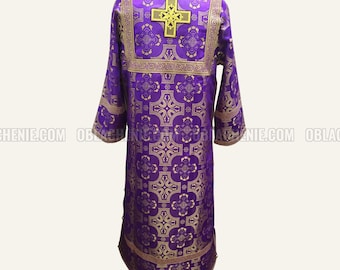 Könnte beinhalten: Lilafarbener liturgischer Gewand mit goldener Stickerei und einem goldenen Kreuz auf der Rückseite.