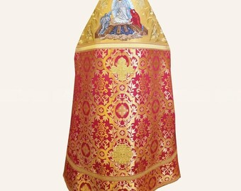Traditionelles rotes Priestergewand. Metallisches griechisches Brokat. Priester Klerus Gewand. Priestergewand. Kirchliches Gewand. Ortodestisches Setzgewand