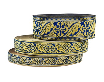Puede incluir: Tres rollos de ribete azul y dorado con un diseño floral. El ribete está tejido con un patrón repetitivo de hojas y flores.