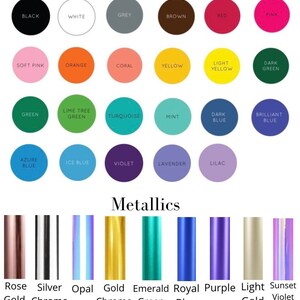 Pode incluir: Carta de cores de vinil com 24 amostras de cores, incluindo preto, branco, cinza, marrom, vermelho, rosa, rosa claro, laranja, coral, amarelo, amarelo claro, verde escuro, verde, verde lim&atilde;o, turquesa, menta, azul escuro, azul brilhante, azul celeste, azul gelo, violeta, lavanda, lil&aacute;s e met&aacute;licos: ouro rosa, cromo prateado, cromo opala, cromo dourado, verde esmeralda, azul royal, roxo, ouro claro, violeta roxo p&ocirc;r do sol.