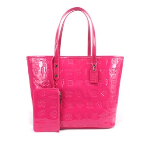 Puede incluir: Un bolso tote rosa brillante con una bolsa con cremallera rosa a juego. El bolso tiene un patr&oacute;n de corazones, cruces y otros s&iacute;mbolos en relieve en el cuero. El bolso tiene dos asas superiores y un dije desmontable con el texto "Nurse Life" en &eacute;l.
