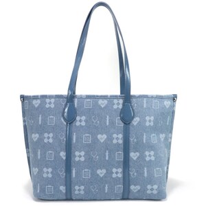 Puede incluir: Una bolsa de mano de color azul claro con un patr&oacute;n de corazones, vendas, estetoscopios y gr&aacute;ficos m&eacute;dicos. La bolsa tiene dos asas largas y un forro de color azul claro.