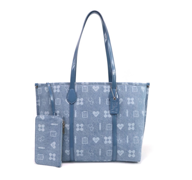 Puede incluir: Una bolsa de mano de color azul claro con un patr&oacute;n blanco de s&iacute;mbolos m&eacute;dicos, incluyendo corazones, estetoscopios, vendas y p&iacute;ldoras. La bolsa tiene una bolsa con cremallera a juego de color azul claro.