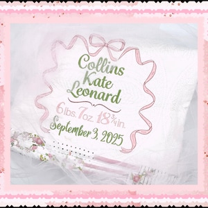 Op de afbeelding: Een witte babydeken met de naam "Collins Kate Leonard" geborduurd in groen en roze, met geboortegegevens: 2,9 kg, 47,6 cm, en 3 september 2025. De deken heeft een roze lintontwerp en een roze bloemenrand.