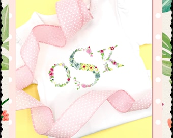 PERSONALIZZARE! Tutina con maniche a sbuffo OPPURE in bianco o rosa per la tua bambina/bambina con un bellissimo monogramma floreale ricamato!