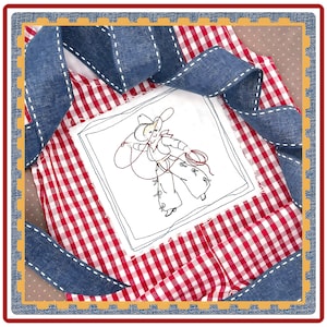 Puede incluir: Tela de vichy roja y blanca con una cinta de mezclilla azul. La tela tiene una imagen bordada de un vaquero con un lazo.