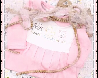 Sweet footie with vintage stitched farm animals! Pair it with a white, pink or light blue beanie! Beautiful newborn gift:)