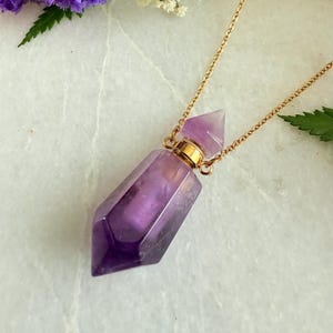 Halsband med ametistkristallhänge – flaska med eterisk olja, smycken med helande stenar, gåva i Cottagecore, halsband med aromaterapi