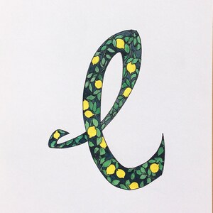 Obra de arte inicial, pintada a mano 'L'. Carta del alfabeto ilustrado, tema de limón
