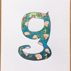 Obra de arte inicial, pintada a mano 'G'. Carta del alfabeto ilustrado, tema del caballitos de mar
