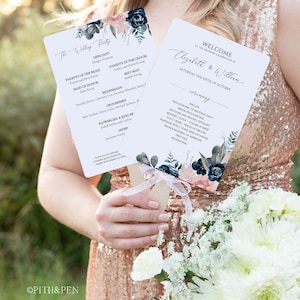 Peut inclure: Deux éventails de cérémonie de mariage avec des motifs floraux bleu marine et rose blush. Les éventails présentent les détails de la cérémonie et l'ordre de la cérémonie. Les éventails sont tenus par une personne portant une robe à paillettes.
