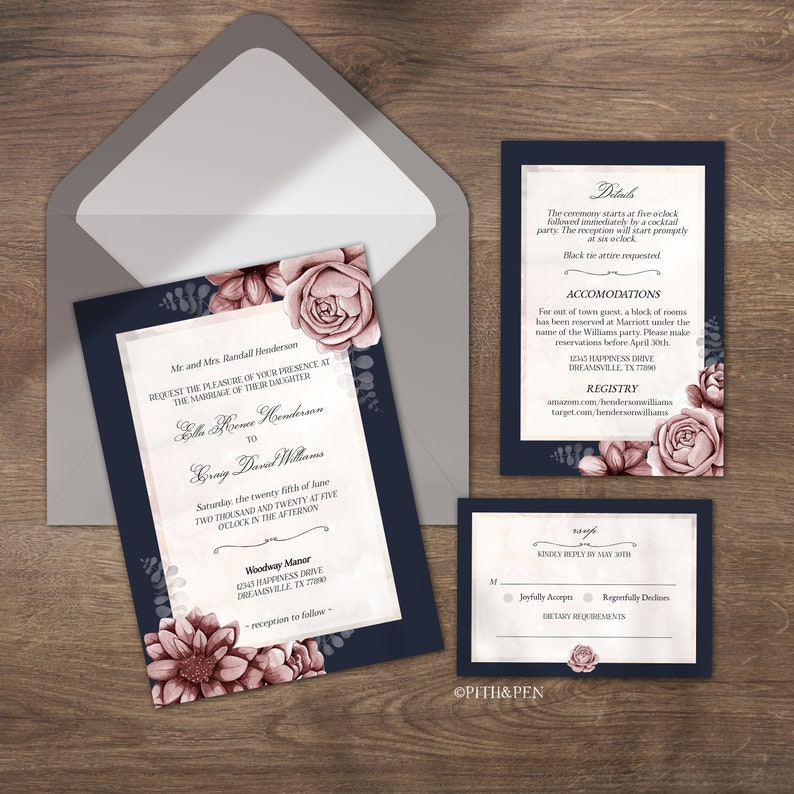 K&ouml;nnte beinhalten: Eine marineblaue Hochzeitseinladungssuite mit einem floralen Design mit rosafarbenen Rosen und Gr&uuml;n. Die Einladung enth&auml;lt Details zur Hochzeitszeremonie, zum Empfang und zur Unterkunft. Die RSVP-Karte enth&auml;lt Optionen f&uuml;r G&auml;ste, um ihre Teilnahme und ihre Ern&auml;hrungsanforderungen anzugeben.