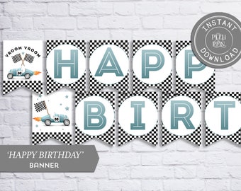 Op de afbeelding: Printbare 'Happy Birthday'-banner met een geruite zwart-witte achtergrond. Elke letter staat in een cirkel met een blauwe gradiënt. De banner bevat ook een cartoon-raceauto met de woorden 'Vroom Vroom' bovenaan.