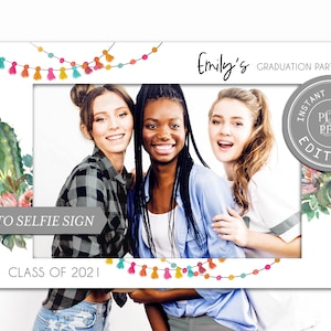 Puede incluir: Un cartel de cabina de fotos con un diseño de cactus y flores, borlas de colores y el texto "Emily's Graduation Party", "PHOTO SELFIE SIGN" y "CLASS OF 2021".