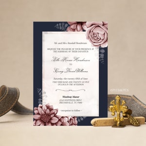 K&ouml;nnte beinhalten: Eine marineblaue Hochzeitseinladung mit einem wei&szlig;en und rosafarbenen Blumendesign. Die Einladung zeigt die Namen "Ella Wence Henderson" und "Craig David Williams" sowie das Datum "Samstag, der f&uuml;nfundzwanzigste Juni zweitausendzwanzig um f&uuml;nf Uhr nachmittags". Die Einladung enth&auml;lt auch die Adresse "Woodway Manor 12345 Happiness Drive Dreamsville, TX 77890" und den Text "Empfang folgt".