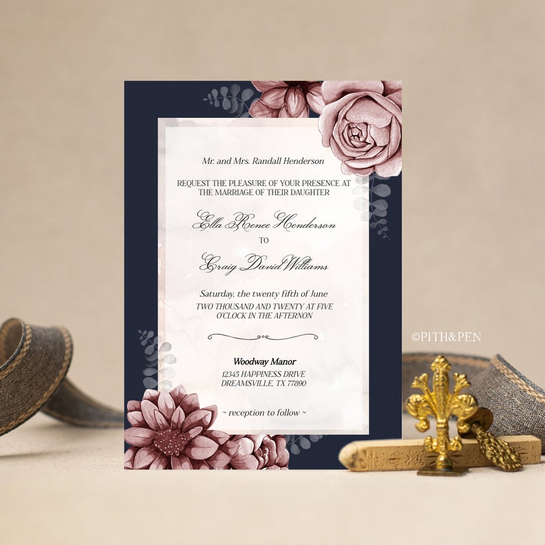 K&ouml;nnte beinhalten: Eine marineblaue Hochzeitseinladung mit einem wei&szlig;en und rosafarbenen Blumendesign. Die Einladung zeigt die Namen "Ella Wence Henderson" und "Craig David Williams" sowie das Datum "Samstag, der f&uuml;nfundzwanzigste Juni zweitausendzwanzig um f&uuml;nf Uhr nachmittags". Die Einladung enth&auml;lt auch die Adresse "Woodway Manor 12345 Happiness Drive Dreamsville, TX 77890" und den Text "Empfang folgt".
