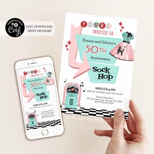 Może przedstawiać: Cyfrowe zaproszenie na imprezę z okazji 50. rocznicy ślubu w stylu „sock hop”. Zaproszenie przedstawia turkusowy i różowy automat muzyczny z czerwoną, białą i niebieską sukienką oraz pudlem. Tekst brzmi: „Jesteś zaproszony na imprezę z okazji 50. rocznicy ślubu Bonnie i Johnny'ego, „sock hop”, 6 marca o 17:00. Załóż swój najlepszy strój na „sock hop”!"