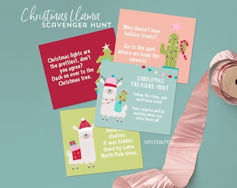 Può includere: Un set di sei carte di caccia al tesoro a tema natalizio con un'illustrazione di lama. Le carte hanno uno schema di colori rosso, rosa, verde e blu. Il testo sulle carte recita: "Christmas Llama Scavenger Hunt", "Christmas lights are the prettiest, don't you agree? Dash on over to the Christmas tree.", "Who doesn't love holiday treats? Go to the spot where we keep the sweets!", "Christmas Treasure Hunt Follow the clues, and we'll have a ball. Your surprise will be waiting when you solve them all!", "batn shelves. It was hidden there by some North Pole elves.", e "©PITH&PEN".
