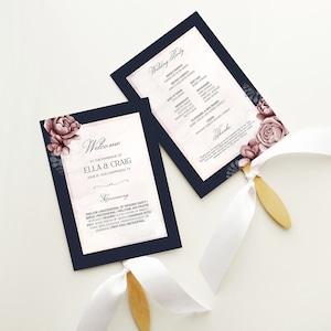 Pode incluir: Um leque de programa de casamento azul marinho com um design floral com rosas cor-de-rosa e folhas verdes. O programa inclui os detalhes da cerimônia de casamento, os nomes da noiva e do noivo, Ella e Craig, e a data do casamento, 25 de junho de 2020. O programa também inclui uma seção para a festa de casamento.