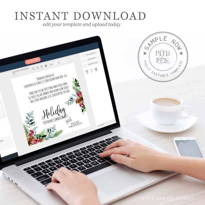 Puede incluir: Un ordenador port&aacute;til que muestra una plantilla digital para una invitaci&oacute;n navide&ntilde;a. La plantilla presenta una ilustraci&oacute;n de acuarela de vegetaci&oacute;n, bayas y un mensaje escrito a mano que dice "Holiday Potpourri Simmering All Day". Tambi&eacute;n se incluye el texto "From Helen Griswold". El port&aacute;til est&aacute; sobre una mesa de madera con una taza de caf&eacute; y un tel&eacute;fono inteligente.