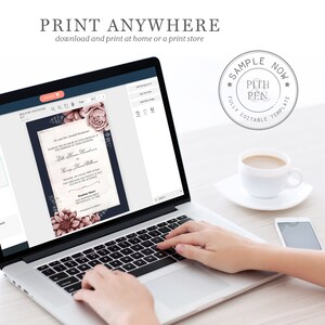 K&ouml;nnte beinhalten: Ein Laptop-Computer, auf dem eine Hochzeitseinladungsvorlage mit einem floralen Design angezeigt wird. Die Einladung lautet "Mr. and Mrs. Randall Henderson request the pleasure of your presence at the marriage of their daughter" und enth&auml;lt die Namen der Braut und des Br&auml;utigams. Der Text "Sample Now Fully Editable Template" ist in einem Kreis auf dem Bildschirm sichtbar.