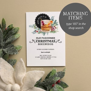 Puede incluir: Una tarjeta de invitaci&oacute;n blanca con una ilustraci&oacute;n en blanco y negro de un c&oacute;ctel old fashioned con tem&aacute;tica navide&ntilde;a. El texto de la tarjeta dice "You're invited to an Old Fashioned Christmas Shindig" con la fecha y la hora del evento. La tarjeta tambi&eacute;n incluye la direcci&oacute;n y la informaci&oacute;n de RSVP.