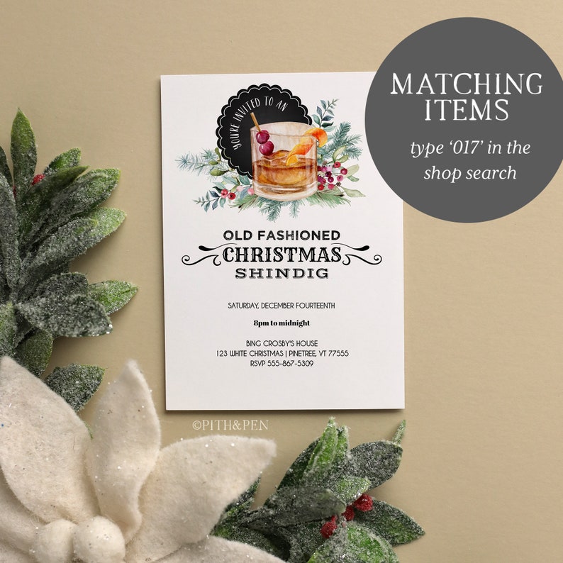 Puede incluir: Una tarjeta de invitaci&oacute;n blanca con una ilustraci&oacute;n en blanco y negro de un c&oacute;ctel old fashioned con tem&aacute;tica navide&ntilde;a. El texto de la tarjeta dice "You're invited to an Old Fashioned Christmas Shindig" con la fecha y la hora del evento. La tarjeta tambi&eacute;n incluye la direcci&oacute;n y la informaci&oacute;n de RSVP.