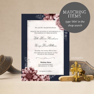 K&ouml;nnte beinhalten: Eine marineblaue Hochzeitseinladung mit einem floralen Design mit rosa Rosen und Eukalyptusbl&auml;ttern. Der Einladungstext lautet: "Mr. and Mrs. Randall Henderson request the pleasure of your presence at the marriage of their daughter Ella Rence Henderson to Craig David Williams Saturday, the twenty fifth of June two thousand and twenty at five o'clock in the afternoon Woodway Manor 12345 Happiness Drive Dreamsville, TX 77890 ~reception to follow~"