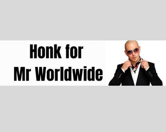 Peut inclure: Bannière blanche avec le texte "Honk for Mr Worldwide" en lettres noires en gras. À droite, un homme en costume noir et lunettes de soleil.