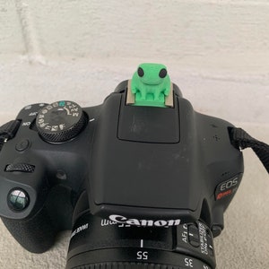 Fred the Frog Universal Hot Shoe Cover