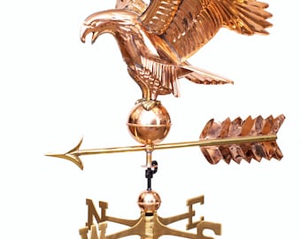 Puede incluir: Una veleta de cobre con un águila detallada con las alas extendidas posada sobre una esfera. La veleta incluye una flecha direccional y los puntos cardinales, todo en un acabado de latón pulido. La envergadura del águila es de aproximadamente 61 cm.