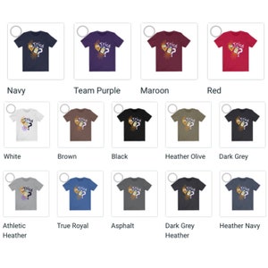 以下が含まれることがあります： さまざまな色のTシャツのコレクション。それぞれに「Trich」という単語と疑問符が付いたグラフィックが描かれています。色はネイビー、パープル、マルーン、レッド、ホワイト、ブラウン、ブラック、オリーブ、グレーなどです。