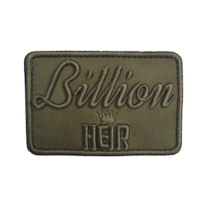 Può includere: Una toppa ricamata verde con il testo "Billion Heir" e un simbolo di corona.