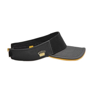 Op de afbeelding: Zwarte leren golfvisor met een gouden kroonlogo en een verstelbare zwarte band.