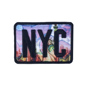Peut inclure: Patch brodé noir avec le texte "NYC" en lettres blanches. Le patch présente une image colorée de la Statue de la Liberté et de l'horizon de New York.