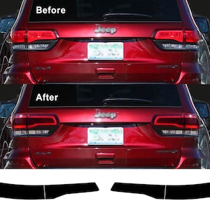 Puede incluir: Imagen comparativa de las luces traseras de un Jeep Grand Cherokee rojo, etiquetada como "Antes" y "Después". La imagen "Después" muestra un diseño de luces traseras modificado. Debajo, dos superposiciones negras de luces traseras.