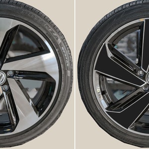 Puede incluir: Dos imágenes de una rueda de coche negra y plateada con un diseño de cinco radios. La rueda de la izquierda es plateada con detalles negros, mientras que la rueda de la derecha es negra con detalles plateados.