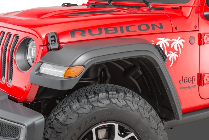 K&ouml;nnte beinhalten: Ein roter Jeep Wrangler Rubicon mit schwarzen Kotfl&uuml;gelverbreiterungen und einem Palmenaufkleber. Der Jeep hat einen schwarzen K&uuml;hlergrill und schwarze R&auml;der.